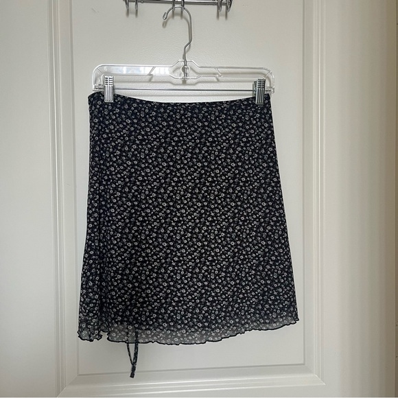 🌴Hollister Black with White and Green Flower Cinch Side Mini Skirt Size Large - Picture 2 of 8